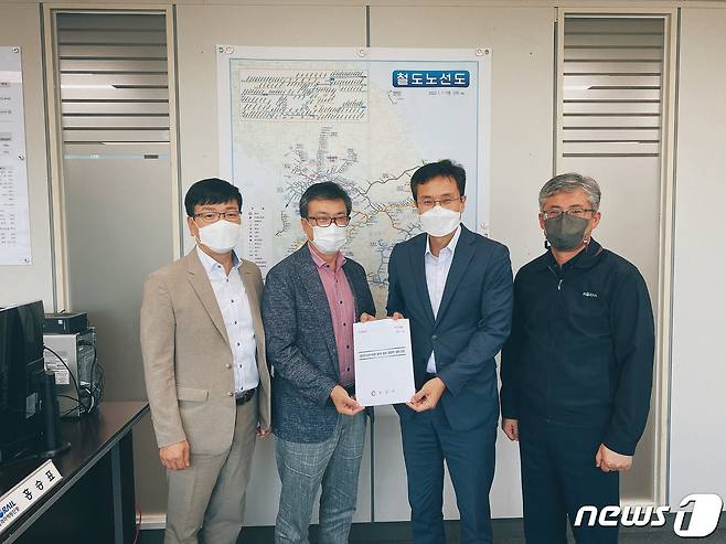 30일 주순선 광양부시장(오른쪽 두번째)이 한국철도공사를 방문해 경전선 KTX(EMU-260) 광양역 정차 건의서를 전달하고 있다(광양시 제공)2022.9.30/