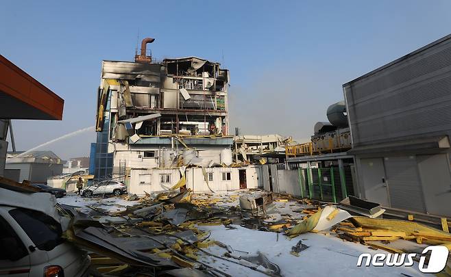 30일 오후 경기 화성시 향남읍 상신리 제약단지 내 공장에서 폭발사고가 발생해 18명의 사상자가 발생했다. 2022.9.30/뉴스1 ⓒ News1 김영운 기자