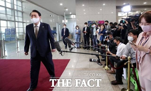 윤석열 대통령은 29일 서울 용산 대통령실 청사로 출근하며 '비속어 논란 유감 표명'을 묻는 취재진에 답하지 않은 채 자리를 떠났다. /뉴시스