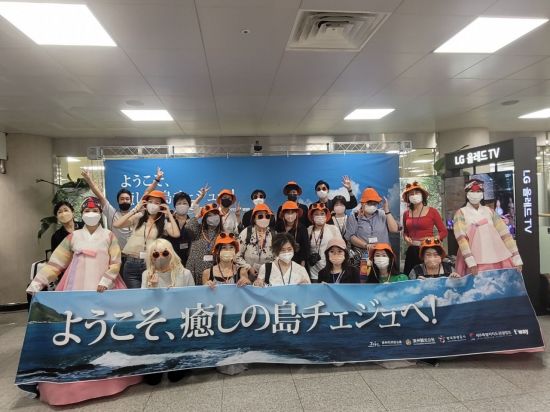 제주에 도착한 일본 팸투어단이 방문 환영행사에 참여하고 있다. (사진제공=제주관광공사)