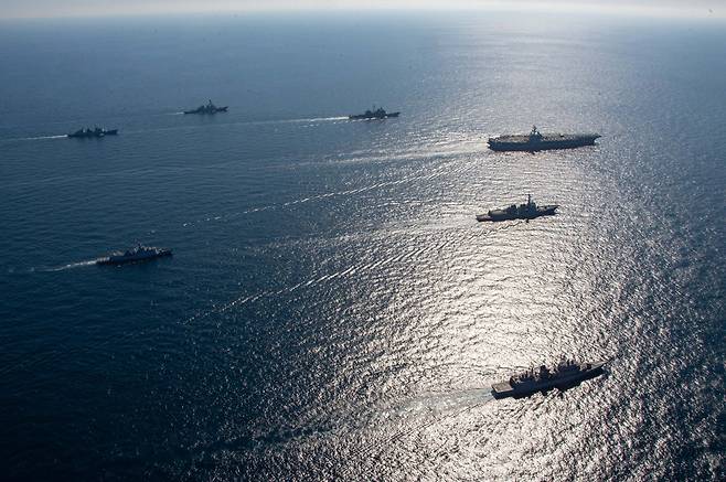 한미 연합 해상훈련에 참가한 한미 해군 함정들이 29일 동해상에서 기동훈련을 하고 있다. 30일부터는 한미일 연합 대잠수함 훈련이 열린다. /해군 제공