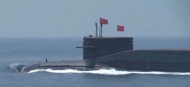 29일 중국 관영 CCTV방송이 보도한 중국군 094급 전략핵잠수함./CCTV방송