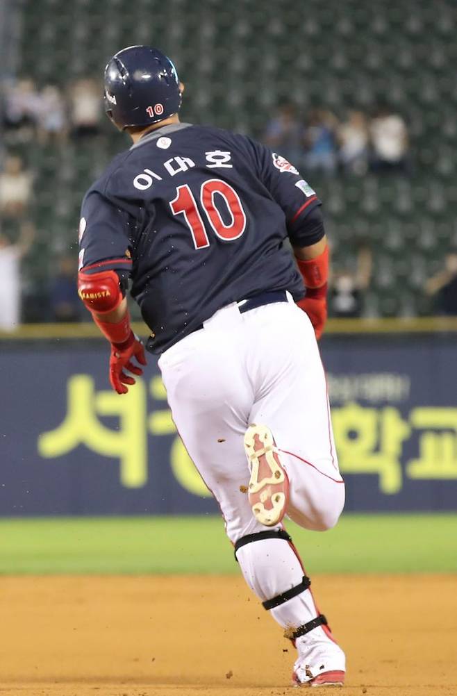 롯데서 영구결번 조치가 된 이대호의 등번호 10번. ⓒ 뉴시스