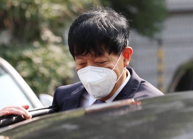 불법 논란이 일었던 차량호출 서비스 타다 전·현직 경영진이 1심에 이어 항소심에서도 무죄를 선고받았다. 이재웅 쏘카 전 대표가 29일 오후 서울 서초구 서울중앙지법에서 열린 항소심 선고 공판을 마친 뒤 법원을 나서고 있다. (출처=연합뉴스)