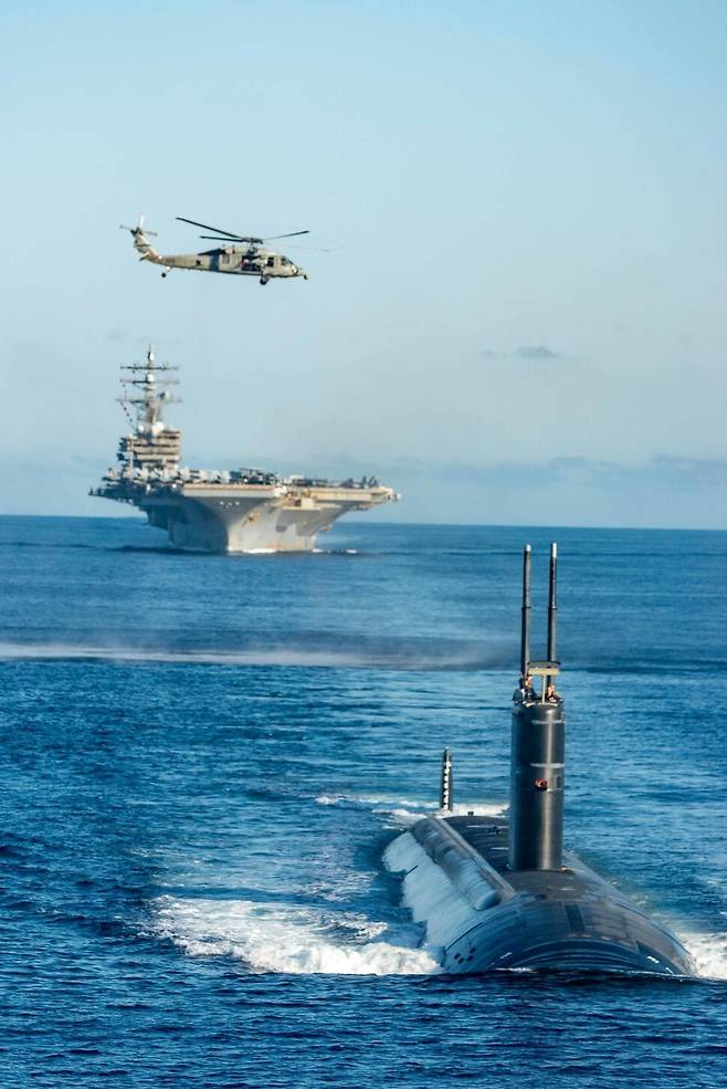 한-미-일 대잠전 훈련에 참가한 미국 쪽 전력들이 9월 30일 동해 공해상에서 기동훈련을 하고 있다. 사진은 앞쪽부터 미 원자력추진 잠수함 아나폴리스함(SSN), 미 원자력추진 항공모함 로널드 레이건함(CVN), 미 해상작전헬기(MH-60, 시호크). 해군 제공