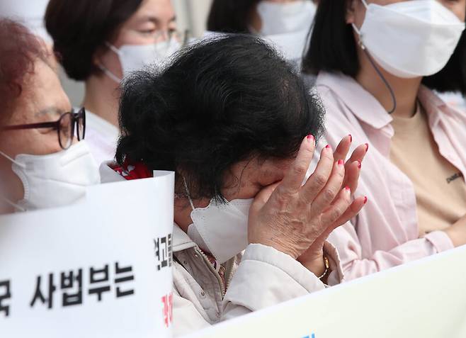 김숙자 할머니가 지난 29일 오전 서울 서초구 대법원 앞에서 열린 한국 내 기지촌 미군 ‘위안부’ 국가손해배상 청구소송 대법원 판결 선고 기자회견에서 발언한 뒤 눈물을 닦고 있다. 이날 대법원은 “정부가 원고들에게 각각 300만원~700만원씩 지급하라”고 판결한 원심을 확정했다. 백소아 기자 thanks@hani.co.kr