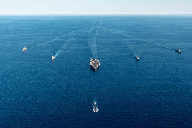 30일 동해 공해상에서 한-미-일 대잠전 훈련 참가 군함들이 기동훈련을 하고 있다. 오른쪽부터 미국 이지스구축함 벤폴드함(DDG), 한국 구축함 문무대왕함(DDH-II), 미국 원자력추진 항공모함 로널드 레이건함(CVN), 일본 구축함 아사히함(DD), 미국 순양함 첸슬러스빌함(CG). 대열 제일 앞쪽은 미 원자력추진 잠수함 아나폴리스함(SSN). 해군 제공