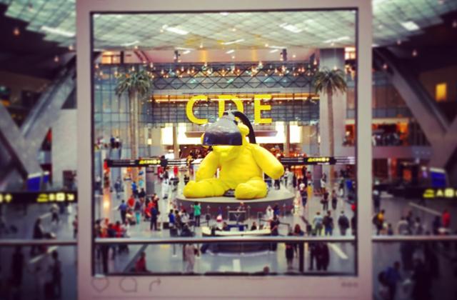 카타르 하마드국제공항 환승터미널에 전시된 우르스 피셔의 작품 '램프 베어'. 최흥수 기자
