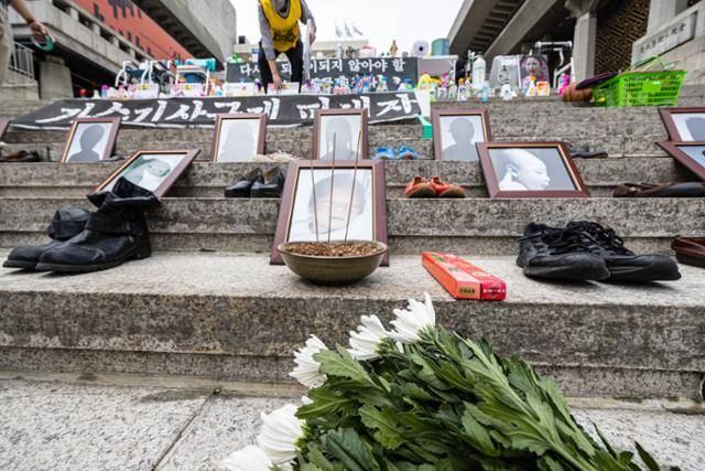 지난달 31일 서울 종로구 세종문화회관 계단에서 가습기살균제로 인해 목숨을 잃은 희생자 가족들이 고인의 신발 등 유품을 전시하고 있다. 이날은 가습기살균제의 위험성에 대한 발표가 있은 지 11년이 되는 날이다. 연합뉴스