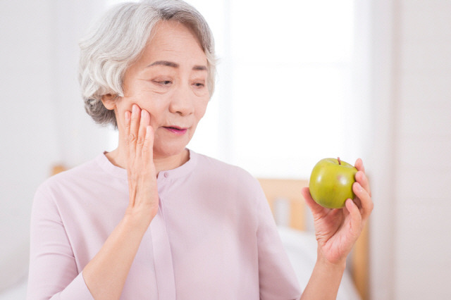 저작 능력이 떨어지면 치매 발병 위험이 높을 수 있다는 연구 결과가 나왔다./사진=클립아트코리아