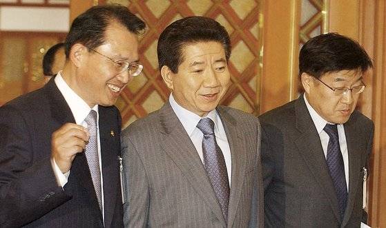 변양균(왼쪽) 전 청와대 정책실장이 기획예산처 장관을 맡았던 2005년 4월 21일 업무보고를 위해 노무현 대통령과 대화를 나누며 청와대 회의실로 들어가는 모습. 중앙포토