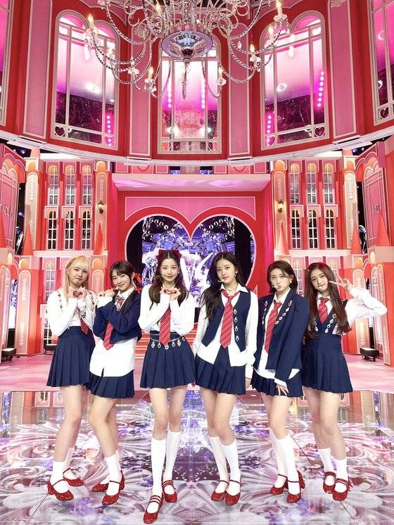 아이브가 하이틴 콘셉트의 의상을 입고 포즈를 취하고 있다. 사진 스타쉽엔터테인먼트