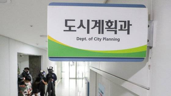 경찰은 지난 6월 16일 이른바 '백현동 옹벽아파트'의 용도변경 특혜의혹과 관련해 성남시청 압수수색에 나섰다. 사진은 압수수색 중인 16일 오전 경기 성남시 중원구 성남시청 도시계획과의 모습. 뉴스1