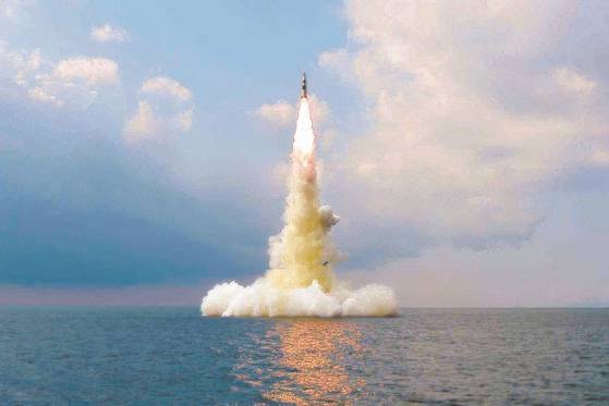 지난해 10월 19일 북한은 '8.24 영웅함'으로 부르는 고래급 잠수함에서 잠수함발사탄도미사일(SLBM)을 시험 발사했다. 북한은 여러 개의 수직발사관을 갖춘 신형 잠수함을 건조 중이다. 뉴스1