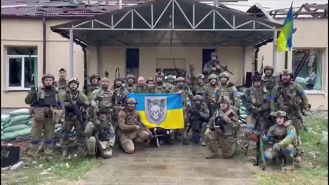 우크라이나군은 미국과 유럽연합의 무기 지원을 받아 사력을 다해 싸운 결과, 러시아가 점령하고 있던 동북부 지역 일부를 탈환했다.  러시아의 점령지역 합병 관련 투표를 전후해 전선은 일시적인 교착상태에 놓였지만, 조만간 치열한 전투가 재개될 수 있다는 분석이 나오고 있다.