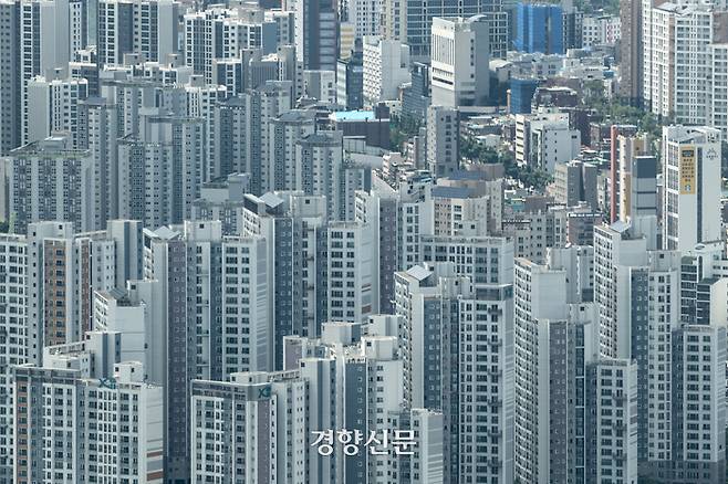 서울 중구 남산서울타워에서 바라본 서울 도심의 아파트 단지 모습. 문재원 기자