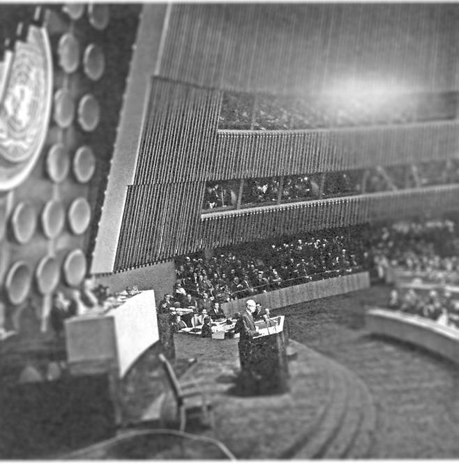 1953년 12월 미국의 드와이트 아이젠하워 대통령이 뉴욕 국제연합 본부에서 ‘평화를 위한 원자력’ 계획에 관해 연설하고 있다. 너머북스 제공