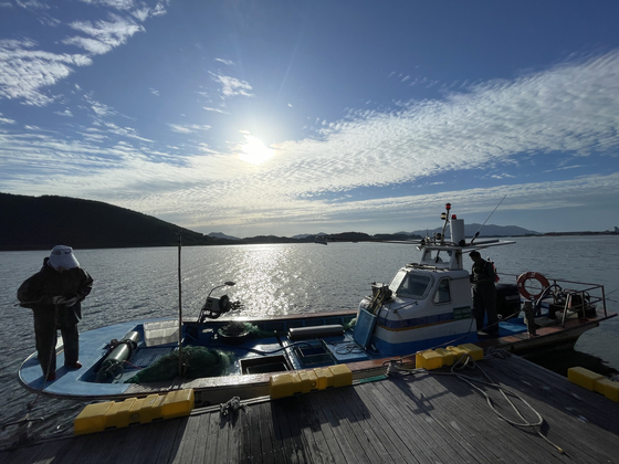 Fishermen board a fishing vessel to catch jeoneo in Mangdeokpo-gu, Gwangyang in South Jeolla on Sept. 22. [JOONGANG ILBO]