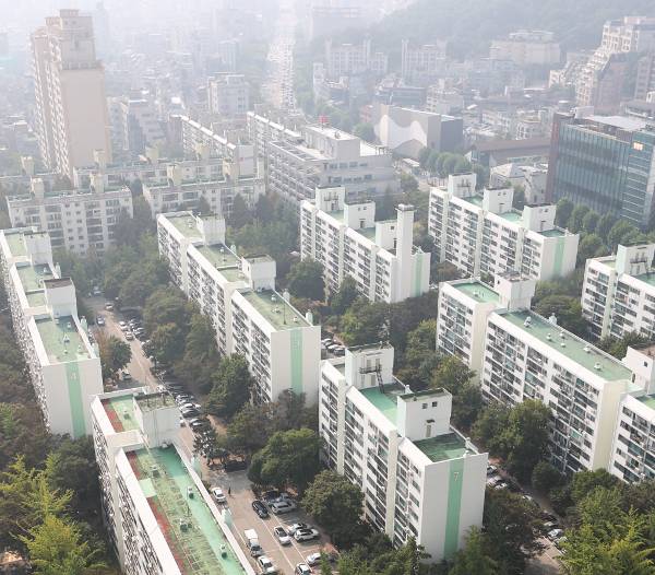 정부가 29일 발표한 ‘재건축 부담금 합리화 방안’에 따라 재건축 부담금은 절반 이하로 줄어들 전망이다. 사진은 서울 강남구 도곡동에 자리한 개포한신아파트 일대 모습. 연합뉴스