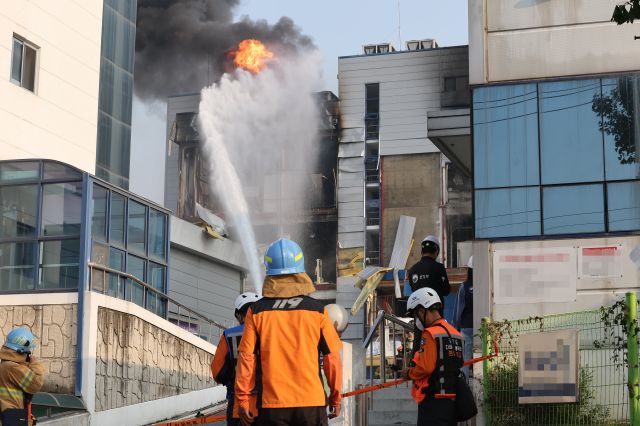 30일 오후 화재가 발생한 경기도 화성시의 한 제약회사 공장에서 소방관들이 진화작업을 하고 있다. 연합뉴스