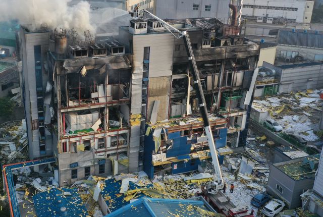 30일 오후 폭발로 인한 화재가 발생한 경기도 화성시의 한 제약회사 공장이 폭격을 맞은 듯한 모습. 연합뉴스