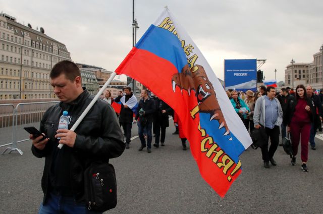 러시아 모스코바 붉은광장에서 30일 열린 우크라이나 일부 러시아 점령 지역 병합 기념식에 참석한 러시아인들. 로이터연합뉴스