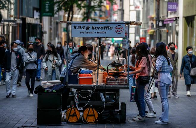 지난 29일 오후 6시 기준 새출발기금의 누적 채무조정 신청자는 총 2827명, 채무액은 4027억원이다. 서울 중구 명동에서 시민들이 이동하는 모습. /사진=뉴시스