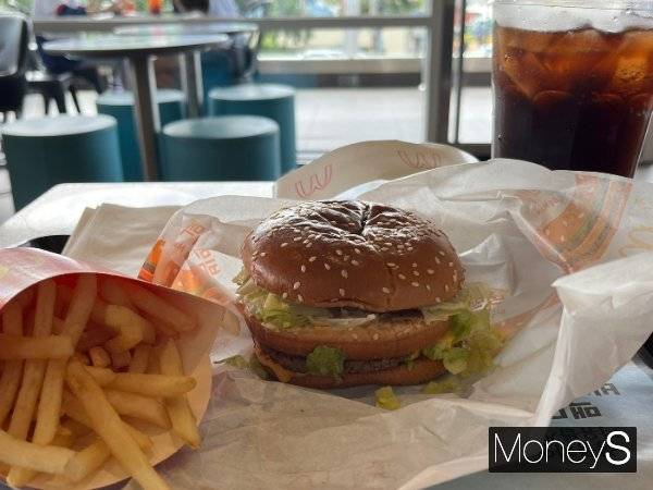햄버거 가격이 오르면서 햄버거 가게를 찾는 소비자들이 부담을 느끼기 시작했다. 사진은 맥도날드 빅맥 라지 세트. /사진=박정경 기자