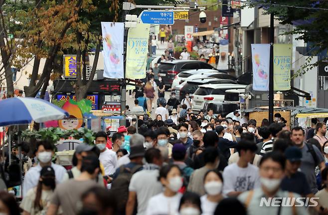 [서울=뉴시스] 김금보 기자 = 12일 오후 서울 중구 명동 거리가 모처럼 북적이고 있다. 사회적 거리두기 해제 영향으로 숙박 및 음식점업 경제 상황이 코로나19 사태 이전 수준으로 회복한 것으로 나타났다. 통계청에 따르면 지난 7월 숙박 및 음식점업 생산지수는 불변지수 기준 1년 전보다 29.9% 오르고, 생산지수는 2019년 수준을 넘어선 것으로 나타났다. 2022.09.12. kgb@newsis.com