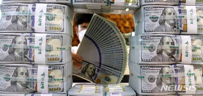 [서울=뉴시스] 추상철 기자 = 8월말 외환보유액이 4364억3000만 달러로 전월 보다 21억8000만 달러 감소했다. 5일 오전 서울 중구 하나은행 위변조대응센터에서 직원이 달러를 정리하고 있다. 2022.09.05. scchoo@newsis.com