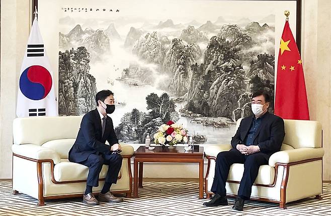 [서울=뉴시스] 윤형중(왼쪽) 한국공항공사 사장이 30일 서울 중구 주한 중국 대사관에서 싱하이밍 주한 중국대사와 양국간 항공노선의 조속한 재개를 위해 협력할 것을 논의하고 있다. (사진=한국공항공사 제공) 2022.09.30. photo@newsis.com *재판매 및 DB 금지