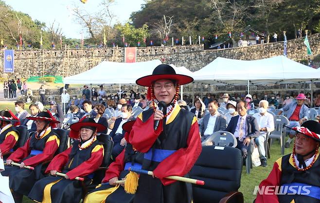 [고창=뉴시스] 김종효 기자 = 30일 전북 고창군의 대표 축제인 '제49회 모양성제'가 개막했다. 심덕섭 고창군수가 '모양성 축성 고을기 올림행사'에서 축성에 참여했던 각 지역 단체장과 방문객들에게 환영인사를 전하고 있다. 2022.09.30. kjh6685@newsis.com