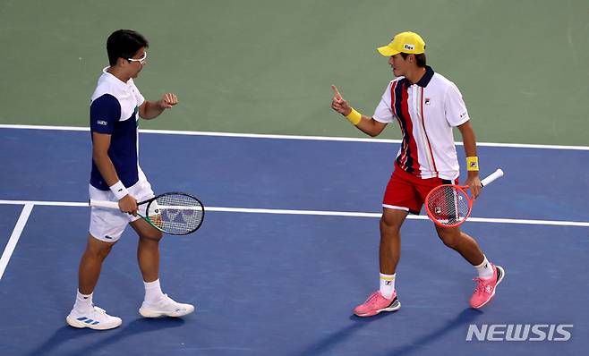 [서울=뉴시스] 추상철 기자 = 30일 오후 서울 송파구 올림픽공원 테니스경기장에서 열린 남자프로테니스(ATP) 투어 '유진투자증권 코리아오픈 테니스대회' 복식 8강 경기. 정현-권순우가 안드레 예란손(스웨덴)-벤 매클라클런(일본) 조를 상대로 득점을 올린 후 기뻐하고 있다. 2022.09.30. scchoo@newsis.com