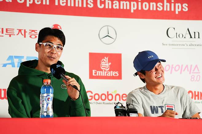 30일 오후 서울 송파구 올림픽공원 테니스경기장에서 열린 남자프로테니스(ATP) 투어 유진투자증권 코리아오픈 복식 8강전에서  승리한 정현-권순우가 인터뷰하고 있다. (사진=유진투자증권 코리아오픈 조직위 제공)  *재판매 및 DB 금지