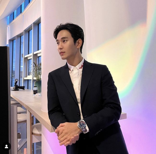 Actor Kim Soo-hyun boasted a sculptural appearance.On the 30th, Kim Soo-hyun posted a picture on his SNS without any other article.In the open photo, Kim Soo-hyun attracted attention by showing his side as if he was staring at somewhere while leaning on the table in a suit.The fans who saw this responded such as It is really bloody handsome, I know you are happy to see the mirror every day, and It is urgent to supply 1 household Kim Soo-hyun.On the other hand, Kim Soo-hyun met with viewers last year with Coupang Play One Day.Kim Soo-hyun SNS