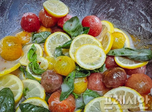 ▲ 스위트 바질은 토마토와 향과 맛의 조화가 좋다. 때문에 레몬을 첨가해 청을 담궈 음료의 재료로 사용하면 좋다. ⓒ프레시안(문상윤)