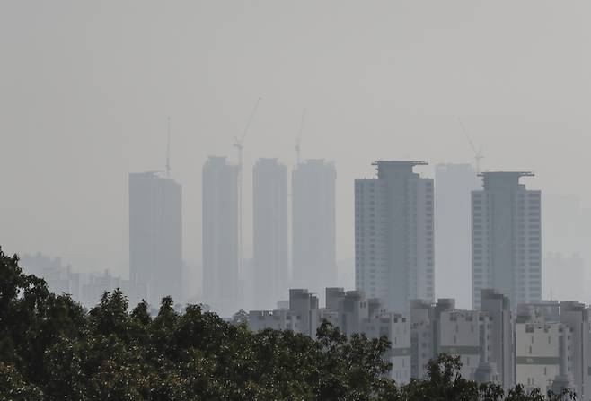 30일 오후 서울 강북구 북서울꿈의 숲 전망대에서 바라본 서울 시내가 뿌옇게 보이고 있다. 뉴시스