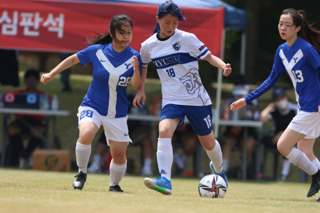 골 때리는 그녀들의 인기에 힘입어 축구하는 여성 인구가 크게 증가했다. 지난해 K리그 여자 대학생 동아리 축구 대회 경기 모습. 사진 제공=한국프로축구연맹