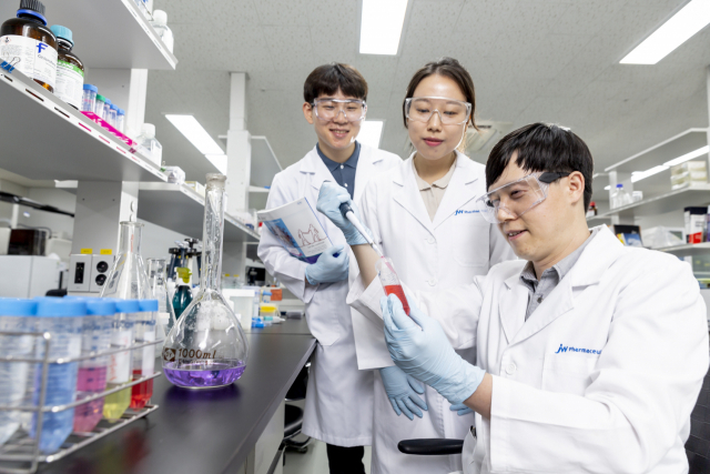 JW중외제약 연구원들이 서울 서초동의 연구소에서 약물 실험을 하고 있다. 사진제공=JW중외제약