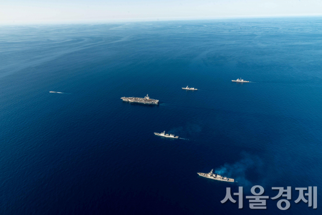 한미일 대잠전 훈련 참가전력들이30일 동해 공해상에서 기동훈련을 하고 있다. 맨왼쪽은 미국 핵추진 잠수함 아나폴리스함(SSN), 그 다음 대열은 아래부터 위쪽 방향으로 미국 이지스구축함 벤폴드함(DDG), 한국 구축함 문무대왕함(DDH-II), 미국 핵추진 항공모함 로널드 레이건함(CVN), 일본 구축함 아사히함(DD), 미국 순양함 첸슬러스빌함(CG). 사진제공=해군