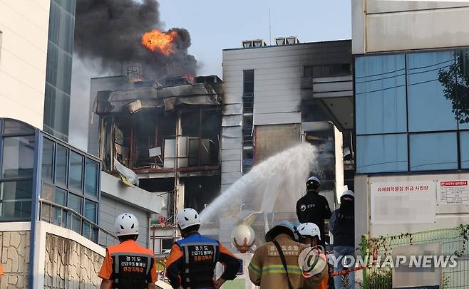 화성 제약회사 화재 진압하는 소방대원 (화성=연합뉴스) 홍기원 기자 = 30일 오후 화재가 발생한 경기도 화성시의 한 제약회사 공장에서 소방관들이 진화작업을 하고 있다. 2022.9.30 xanadu@yna.co.kr