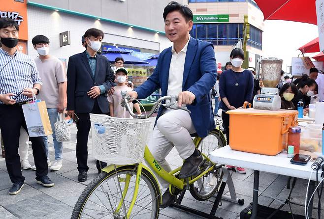 1일 개막한 행복로축제의 ‘자전거 발전기로 사과쥬스 만들기’에 참여한 김동근 시장.(사진=의정부시 제공)