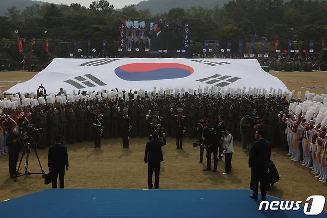 윤석열 대통령이 1일 충남 계룡대 대연병장에서 열린 제74주년 국군의 날 기념행사에서 장병들을 격려하고 있다. (대통령실 제공) 2022.10.1/뉴스1 ⓒ News1 안은나 기자