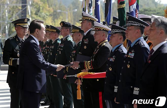 윤석열 대통령이 1일 충남 계룡대 대연병장에서 열린 제74주년 국군의 날 기념행사에서 표창을 수여하고 있다. (대통령실 제공) 2022.10.1/뉴스1 ⓒ News1 안은나 기자