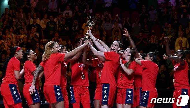 미국 여자 농구대표팀이 1일(한국시간) 열린 FIBA 여자 월드컵에서 우승을 차지한 뒤 트로피를 들며 기뻐하고 있다. ⓒ AFP=뉴스1