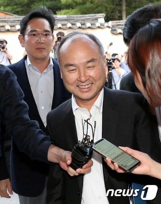 이재용 삼성전자 부회장과 손정의 일본 소프트뱅크 회장이 2019년 7월 4일 국내 기업 총수들과의 만찬 회동이 열린 서울 성북구 한국가구박물관에 들어서고 있다.(사진=뉴스1)