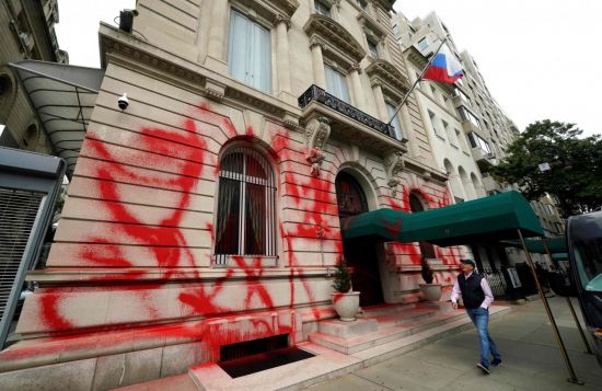 지난달 30일 새벽 붉은색 페인트 스프레이 공격을 당한 미국 뉴욕 소재 러시아 영사관 앞을 한 남성이 지나가고 있다. 
사진=AFP 연합뉴스.