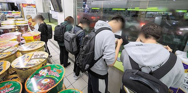 지난 26일 밤 서울 강남구 대치동 학원가 일대의 한 편의점. 밤 10시 수업이 끝나자 쏟아져 나온 학생들이 서서 컵라면을 먹고 있다. /이건송 영상미디어 기자