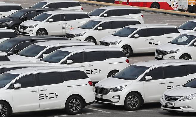 서울 서초구의 한 차고지에 타다 차들이 주차된 모습. /뉴스1
