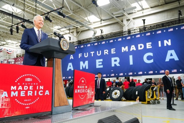 올해 3월 백악관에서 열린 ‘미국산 구매법’(Buy American Act) 행사에서 연설하는 조 바이든 대통령.